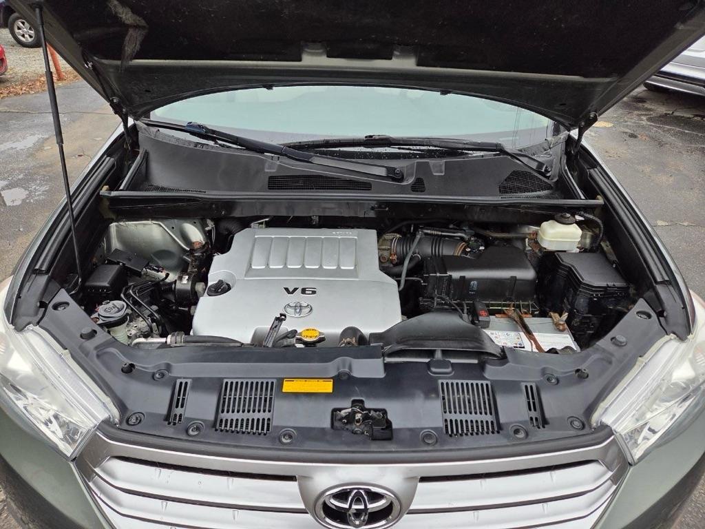 Toyota Highlander Base 4WD 2012