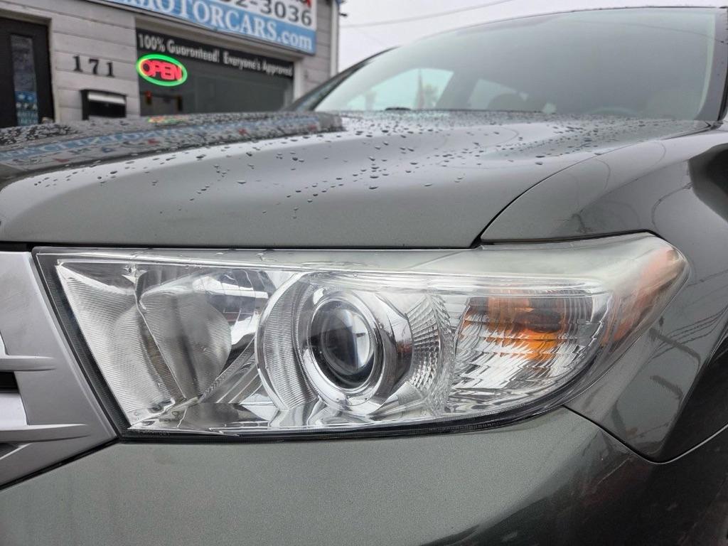 Toyota Highlander Base 4WD 2012