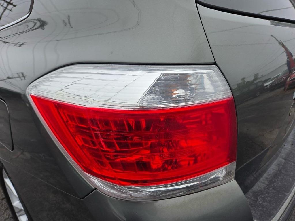 Toyota Highlander Base 4WD 2012