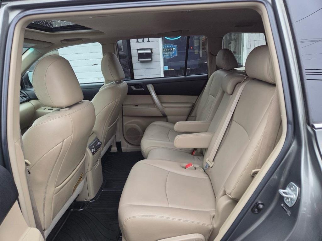 Toyota Highlander Base 4WD 2012