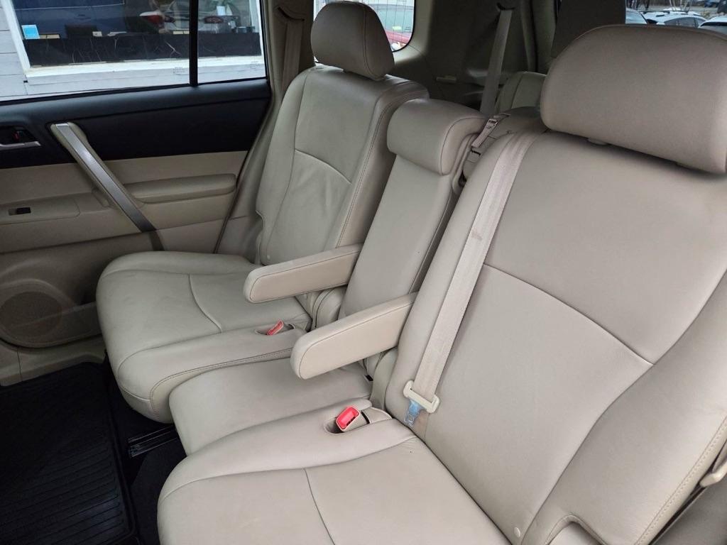 Toyota Highlander Base 4WD 2012