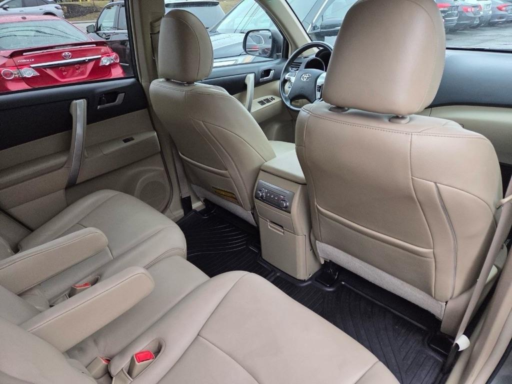 Toyota Highlander Base 4WD 2012