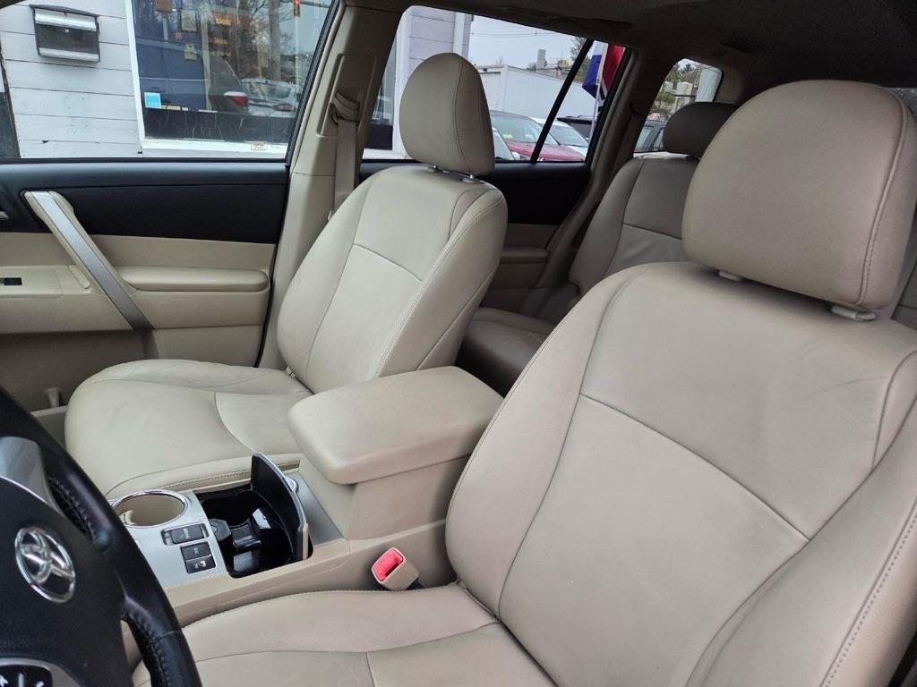 Toyota Highlander Base 4WD 2012
