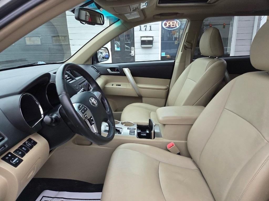 Toyota Highlander Base 4WD 2012