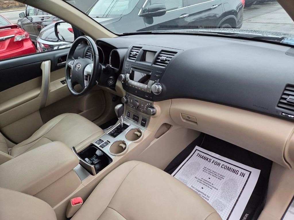 Toyota Highlander Base 4WD 2012