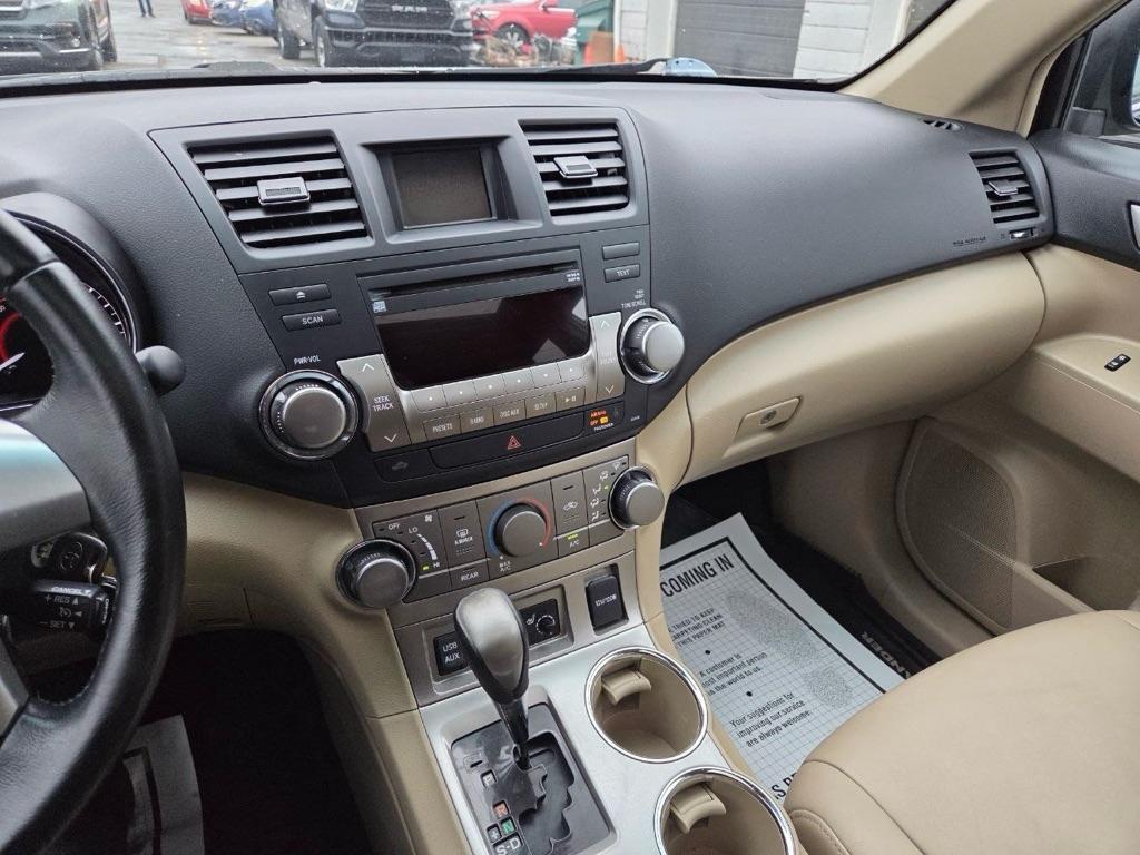 Toyota Highlander Base 4WD 2012