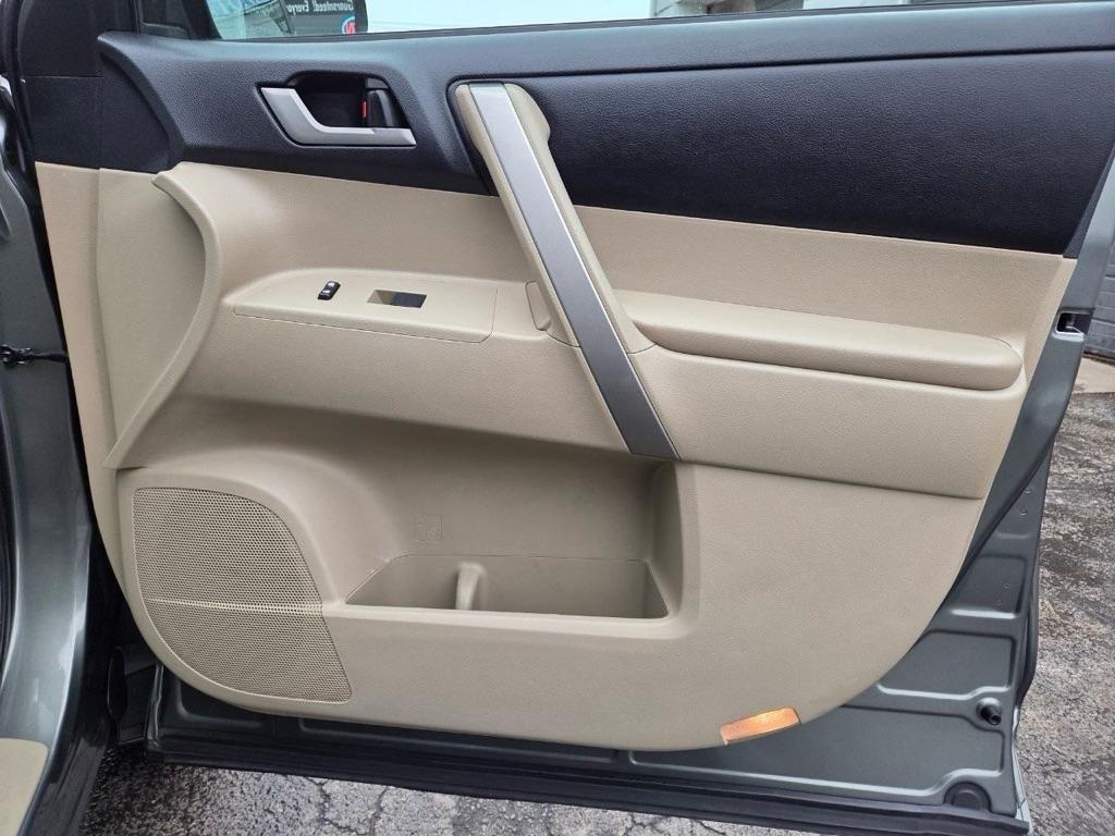 Toyota Highlander Base 4WD 2012