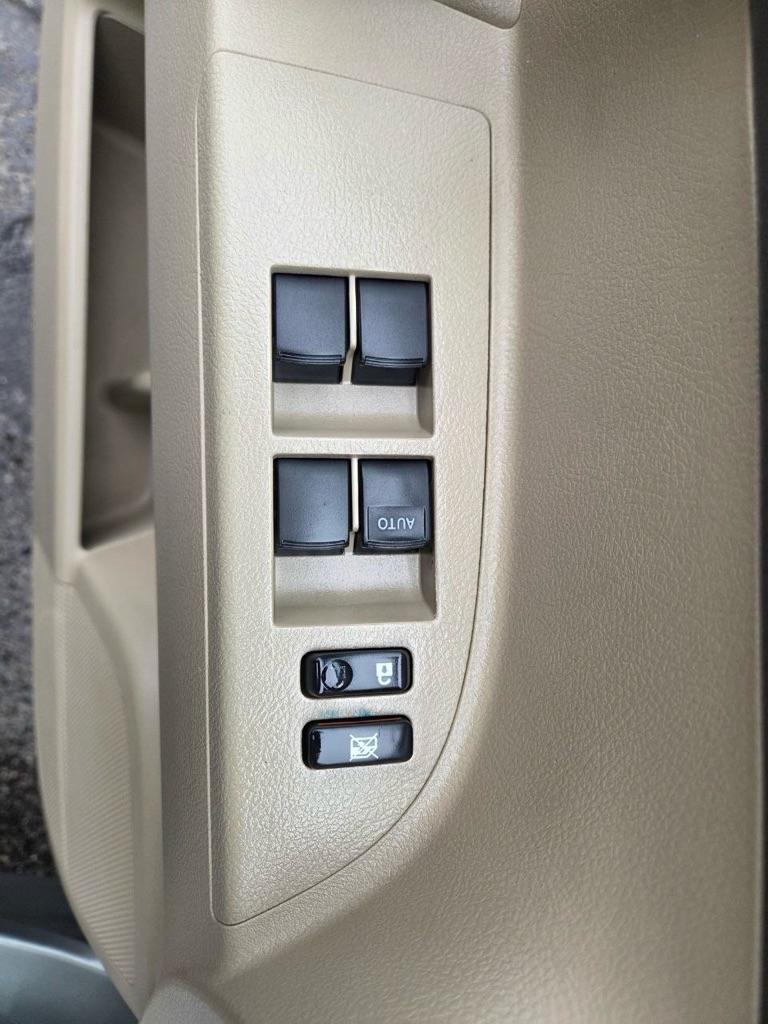 Toyota Highlander Base 4WD 2012