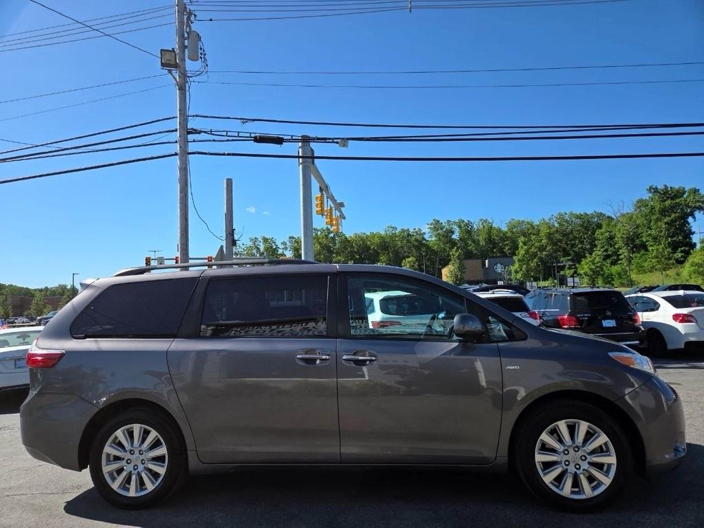 Toyota Sienna XLE 7-Passenger AWD 2017