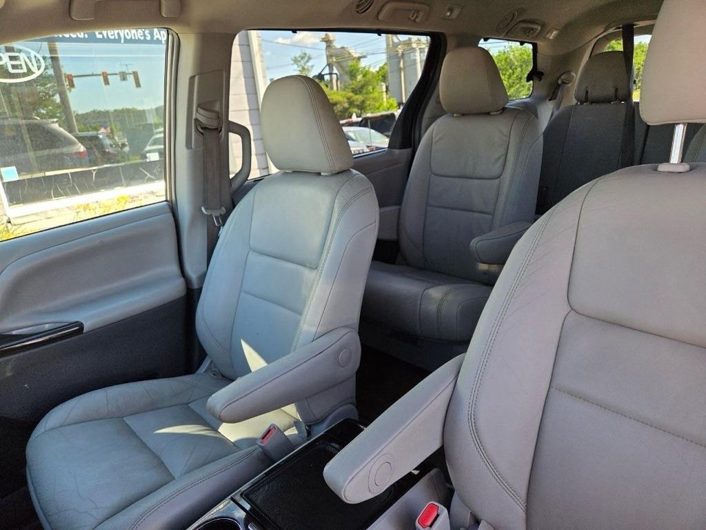 Toyota Sienna XLE 7-Passenger AWD 2017