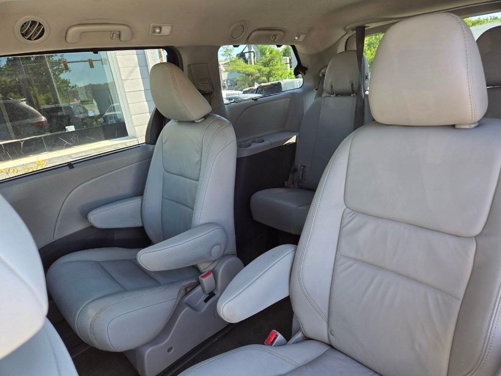Toyota Sienna XLE 7-Passenger AWD 2017
