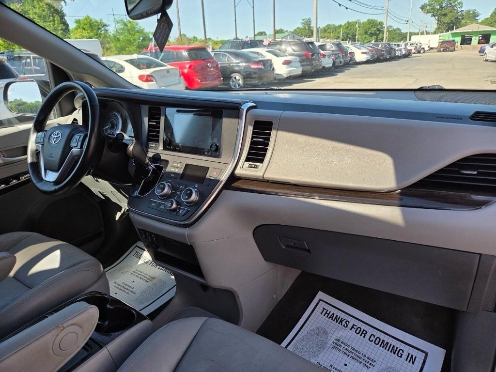 Toyota Sienna XLE 7-Passenger AWD 2017