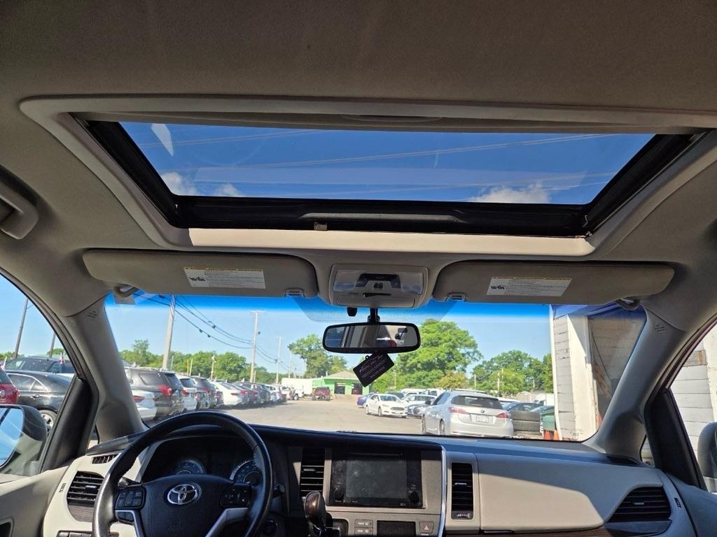 Toyota Sienna XLE 7-Passenger AWD 2017