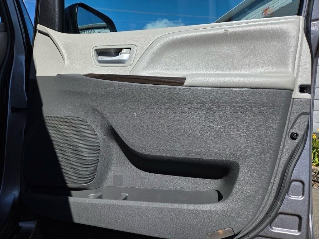 Toyota Sienna XLE 7-Passenger AWD 2017