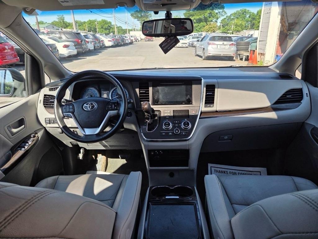 Toyota Sienna XLE 7-Passenger AWD 2017