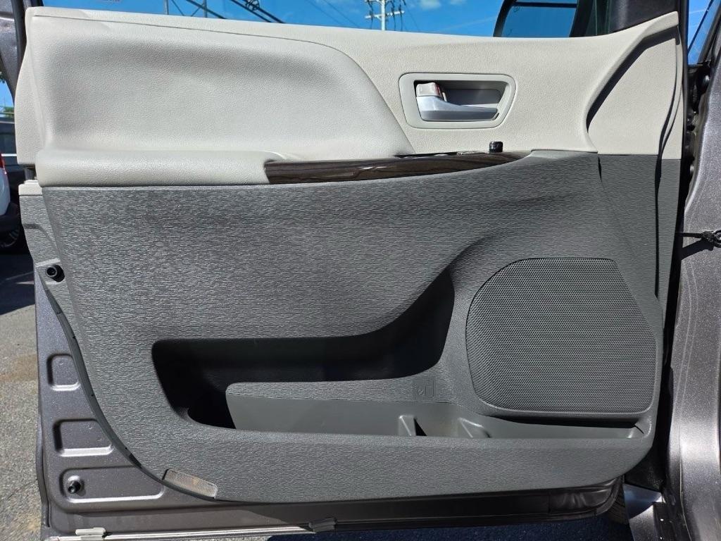 Toyota Sienna XLE 7-Passenger AWD 2017