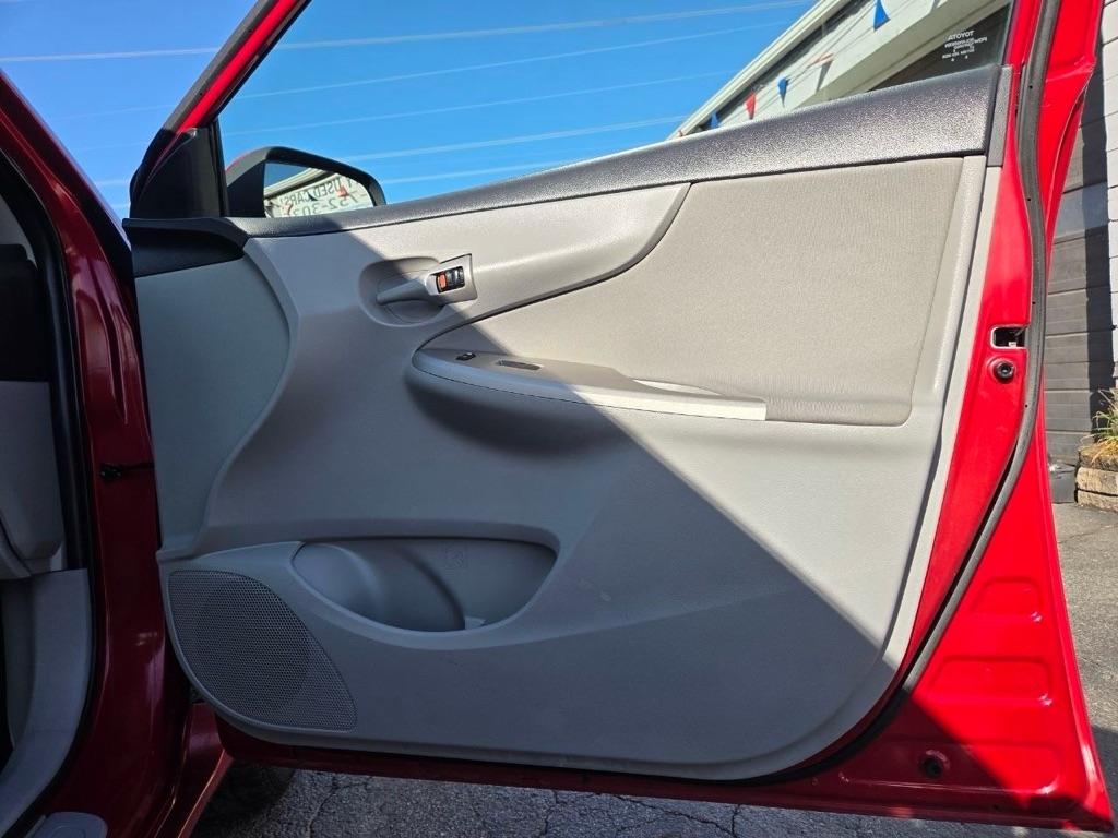 Toyota Corolla LE 4-Speed AT 2013