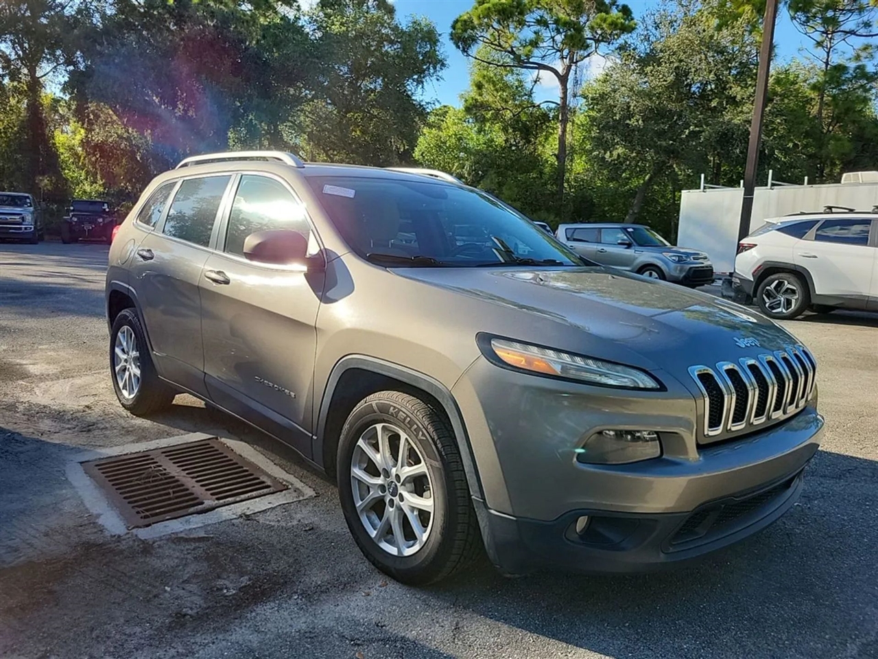 2017 Jeep Cherokee Latitude Sport photo 2