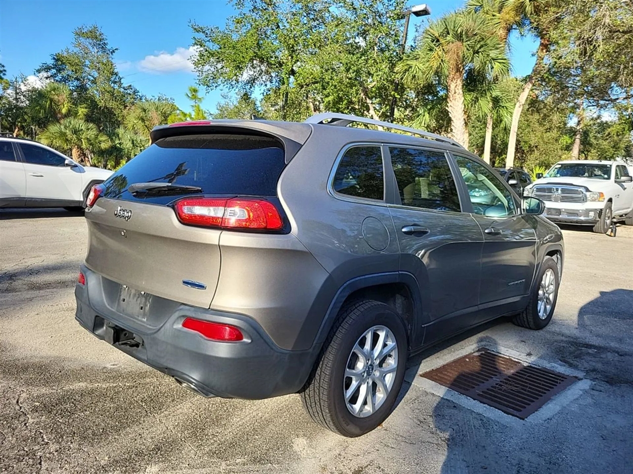 2017 Jeep Cherokee Latitude Sport photo 3