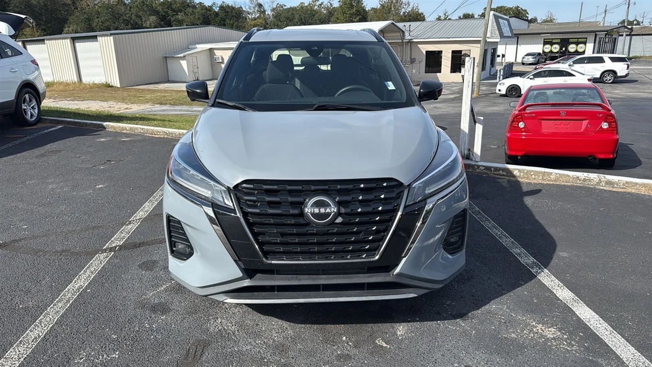 2022 Nissan Kicks SR photo 2