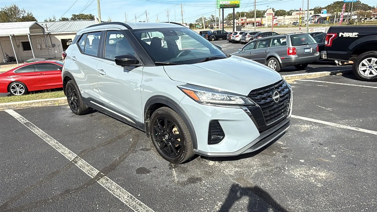 2022 Nissan Kicks SR photo 3