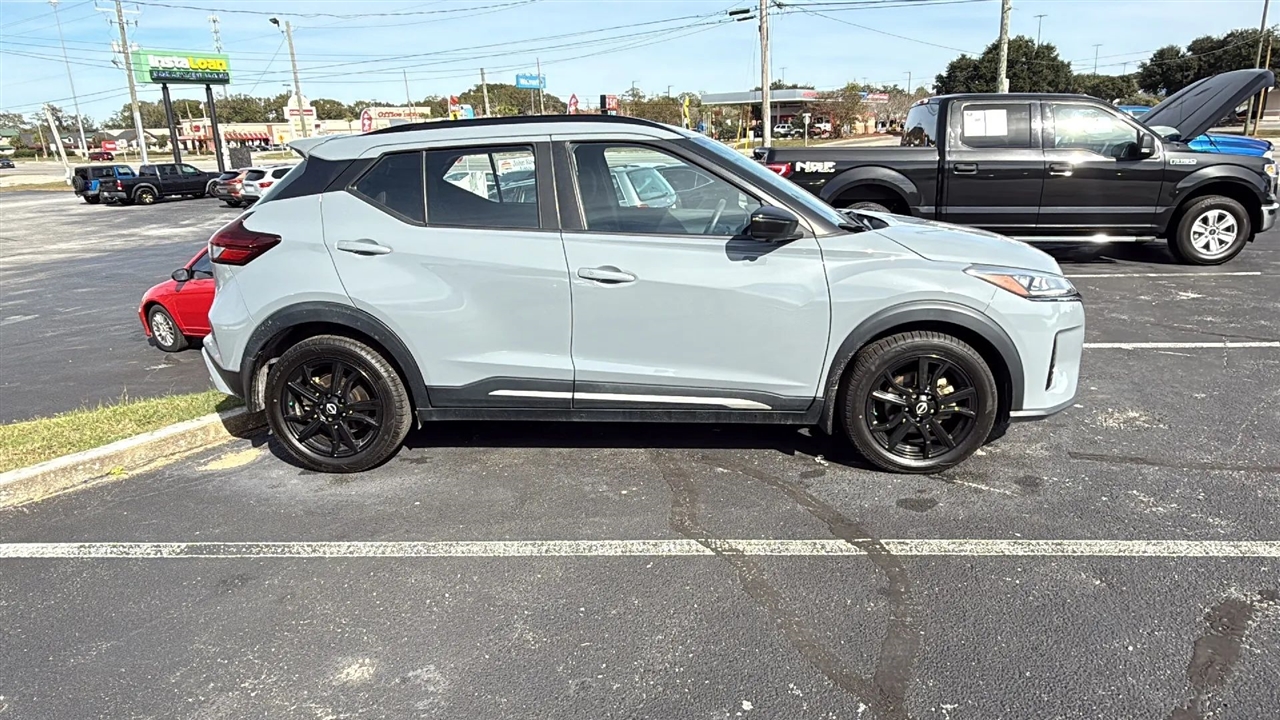 2022 Nissan Kicks SR photo 4