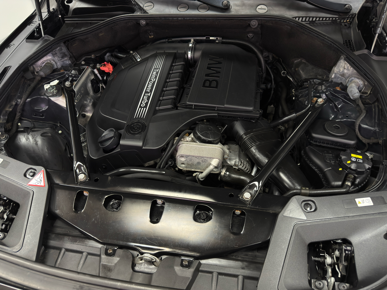 BMW 5-Series Gran Turismo 535xi GT 2014