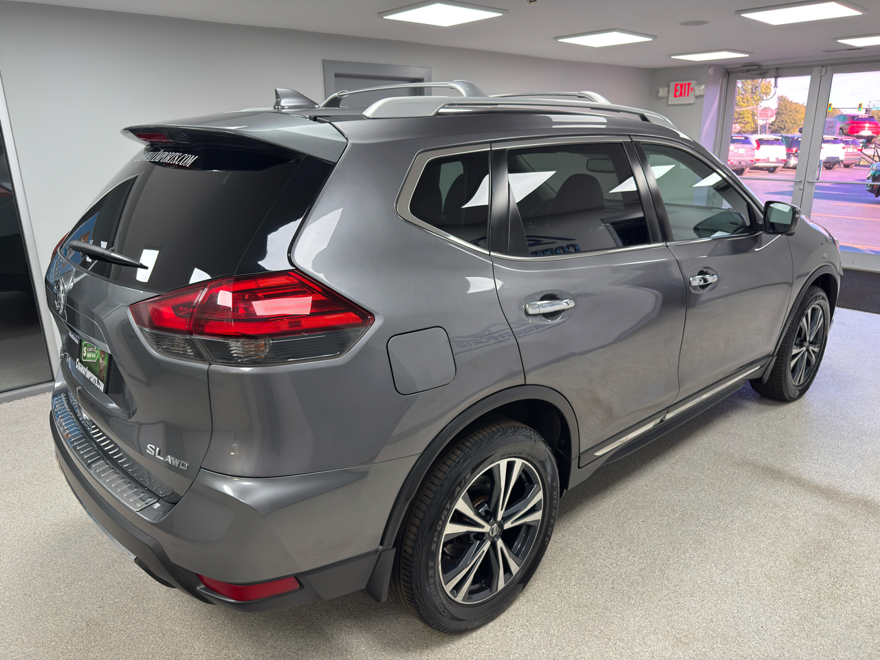 2017 Nissan Rogue SL photo 2