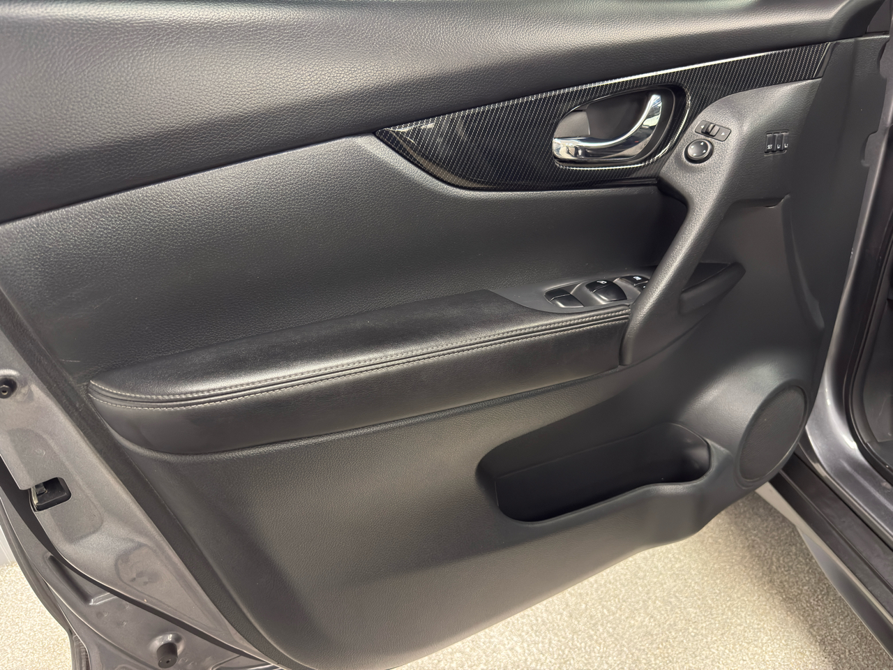 2017 Nissan Rogue SL photo 12