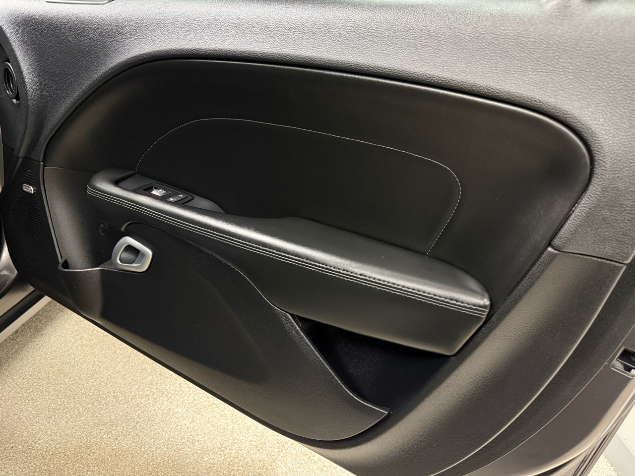 Dodge Challenger 2dr Cpe SXT Plus 2015