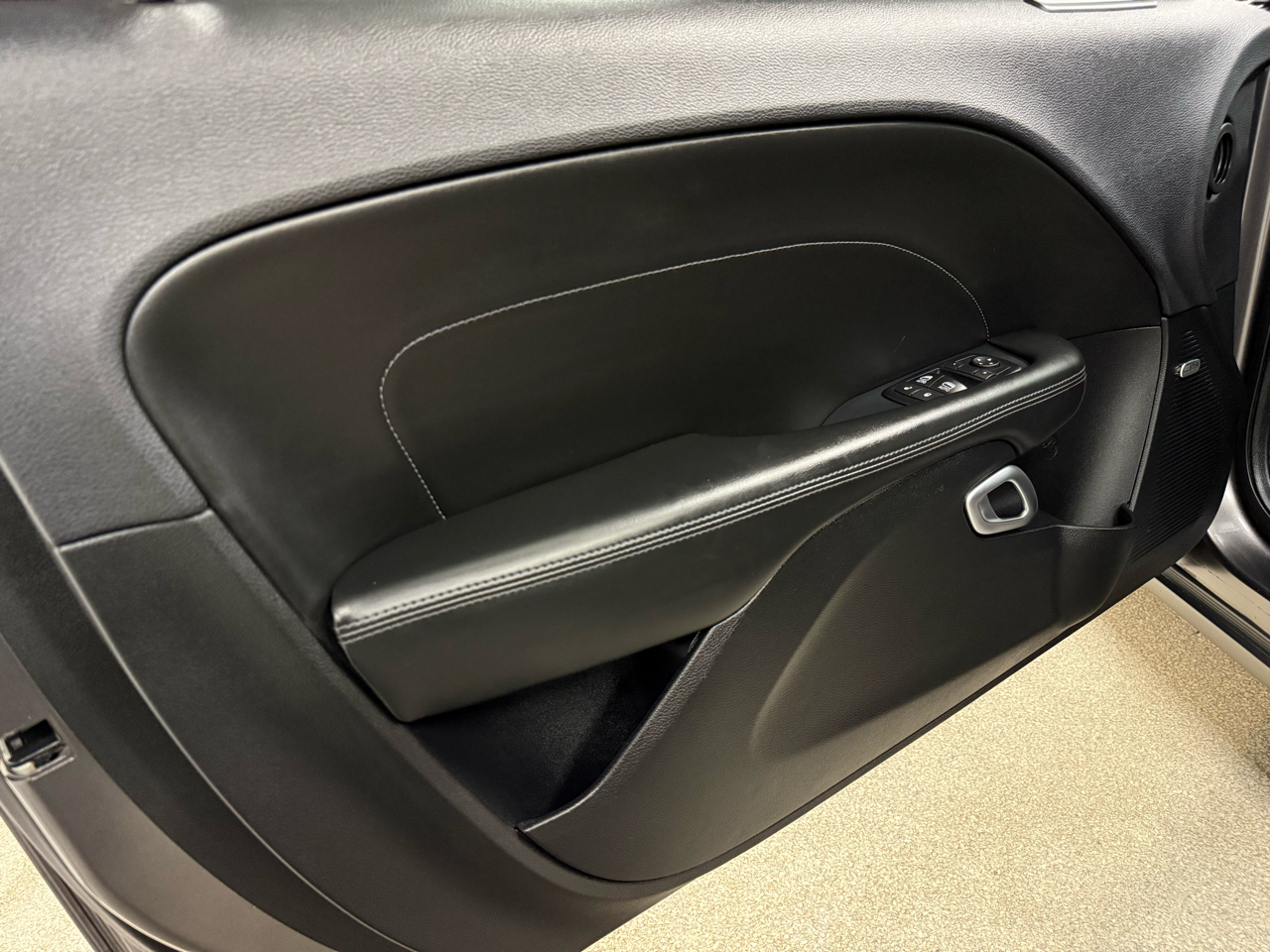 Dodge Challenger 2dr Cpe SXT Plus 2015