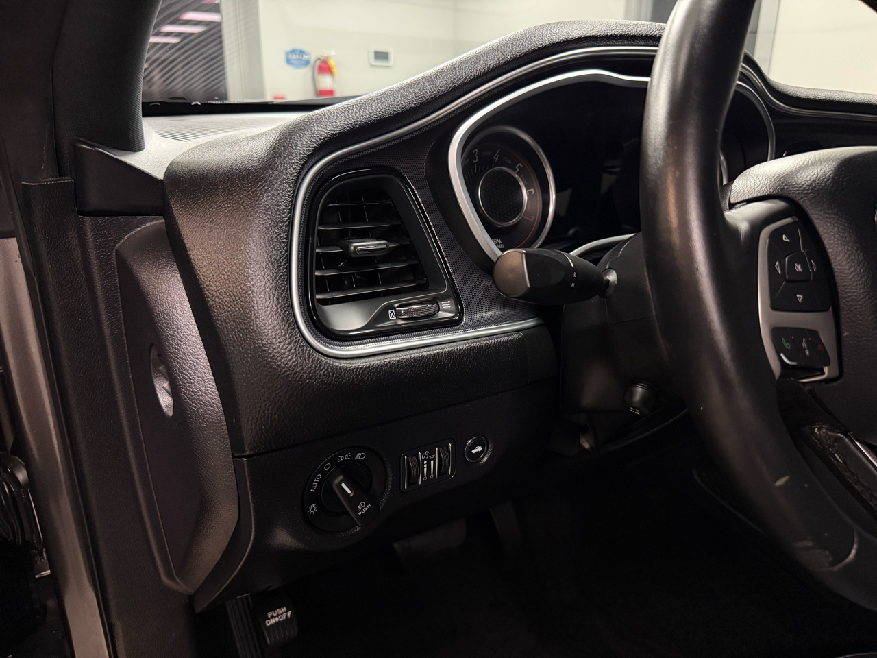 Dodge Challenger 2dr Cpe SXT Plus 2015