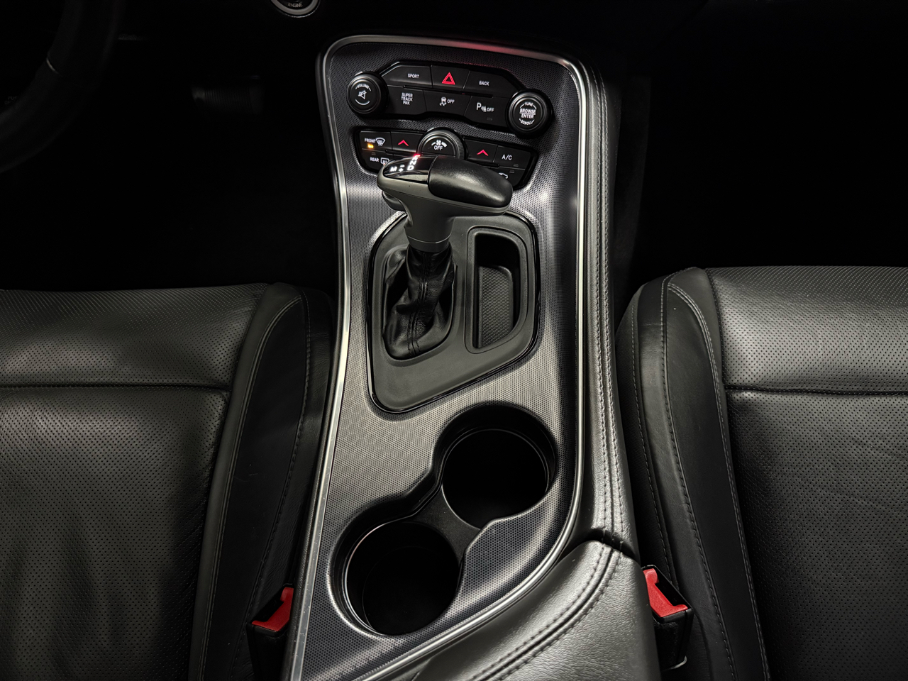 Dodge Challenger 2dr Cpe SXT Plus 2015