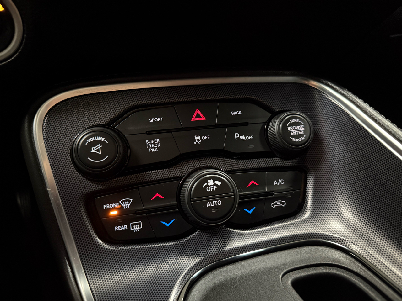 Dodge Challenger 2dr Cpe SXT Plus 2015