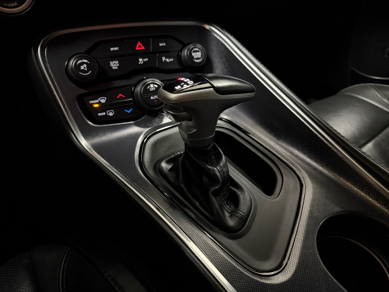 Dodge Challenger 2dr Cpe SXT Plus 2015