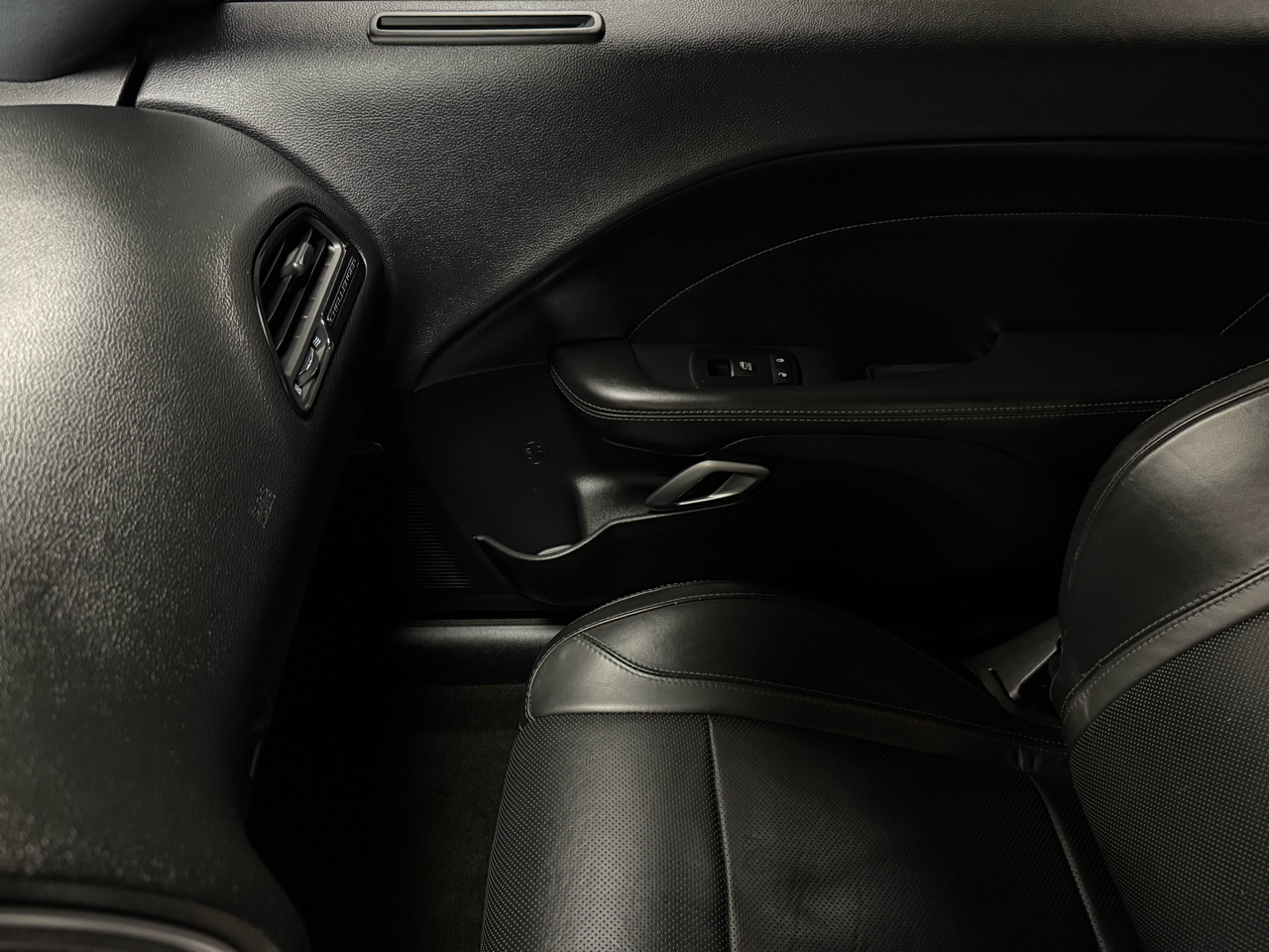 Dodge Challenger 2dr Cpe SXT Plus 2015