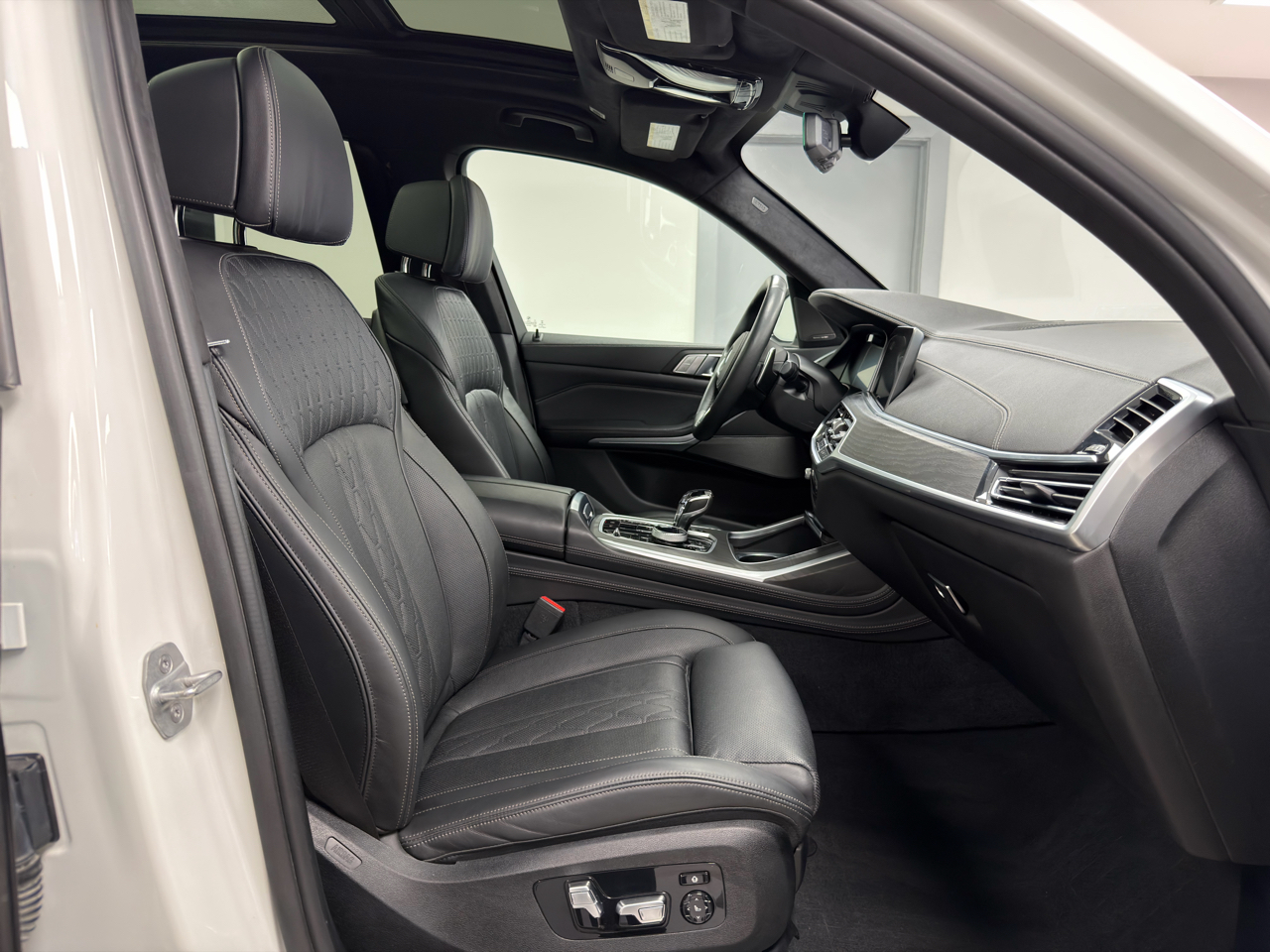 BMW X7 M50i Sports Activity Vehicle 2021