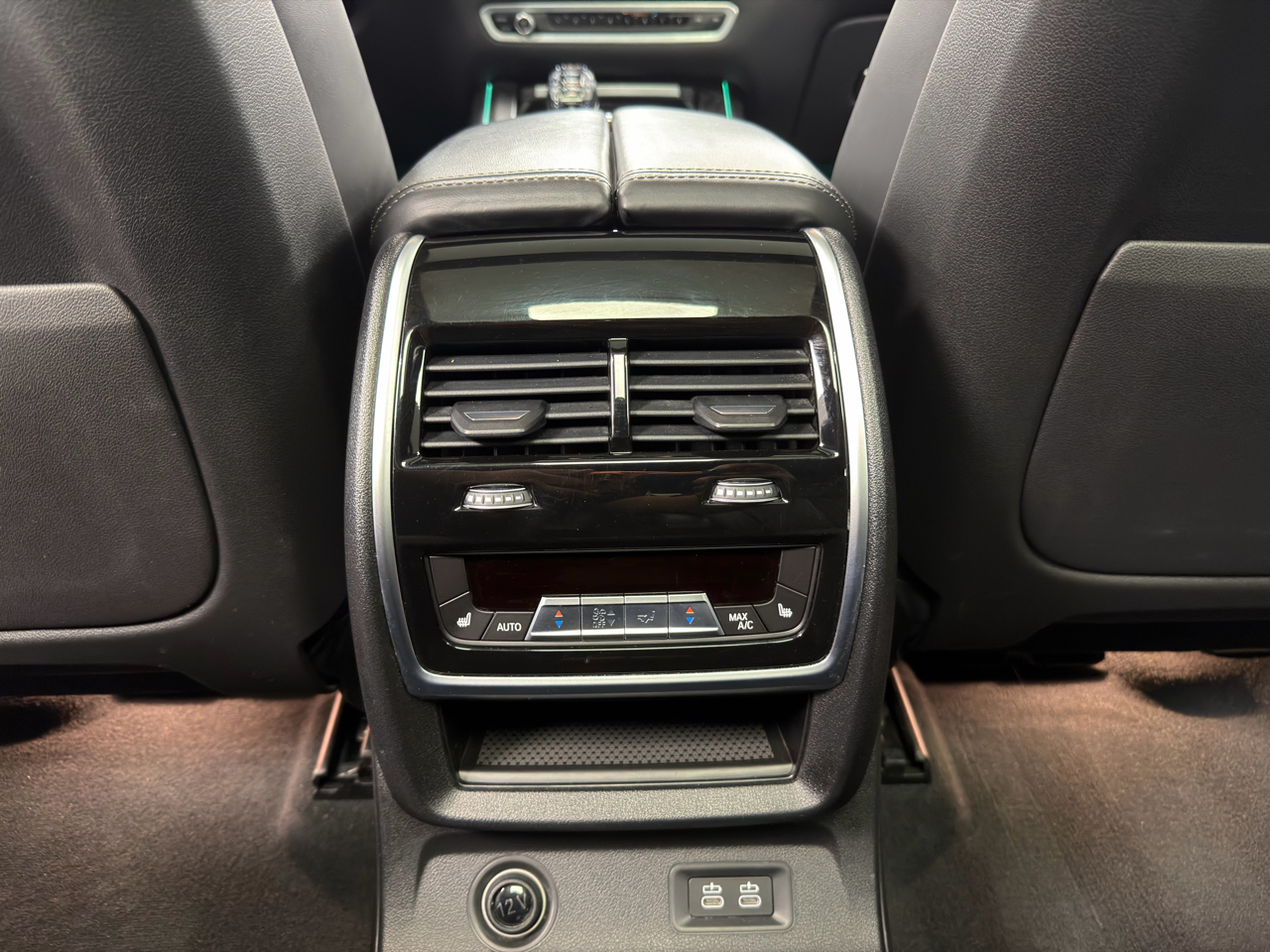 BMW X7 M50i Sports Activity Vehicle 2021