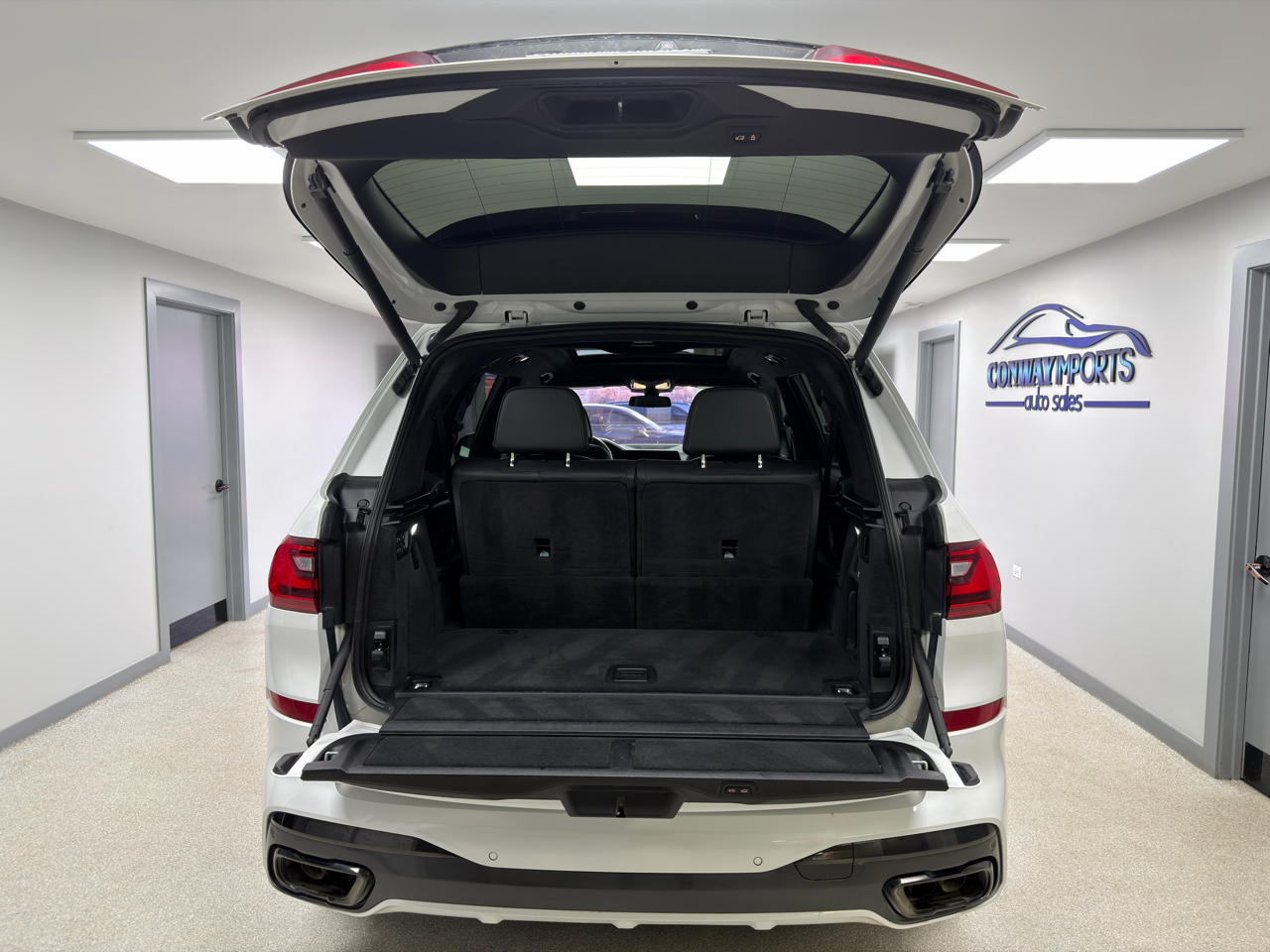 BMW X7 M50i Sports Activity Vehicle 2021