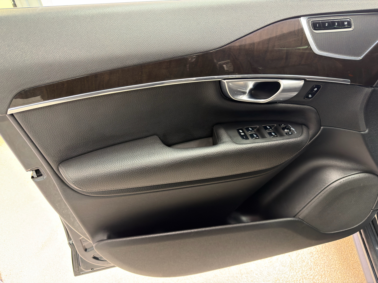 Volvo XC90 T6 AWD 7-Passenger Momentum 2017