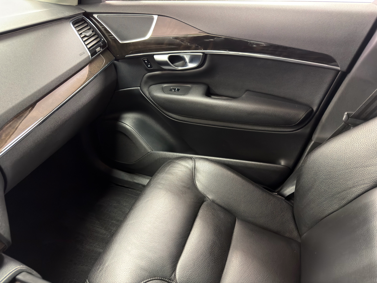 Volvo XC90 T6 AWD 7-Passenger Momentum 2017