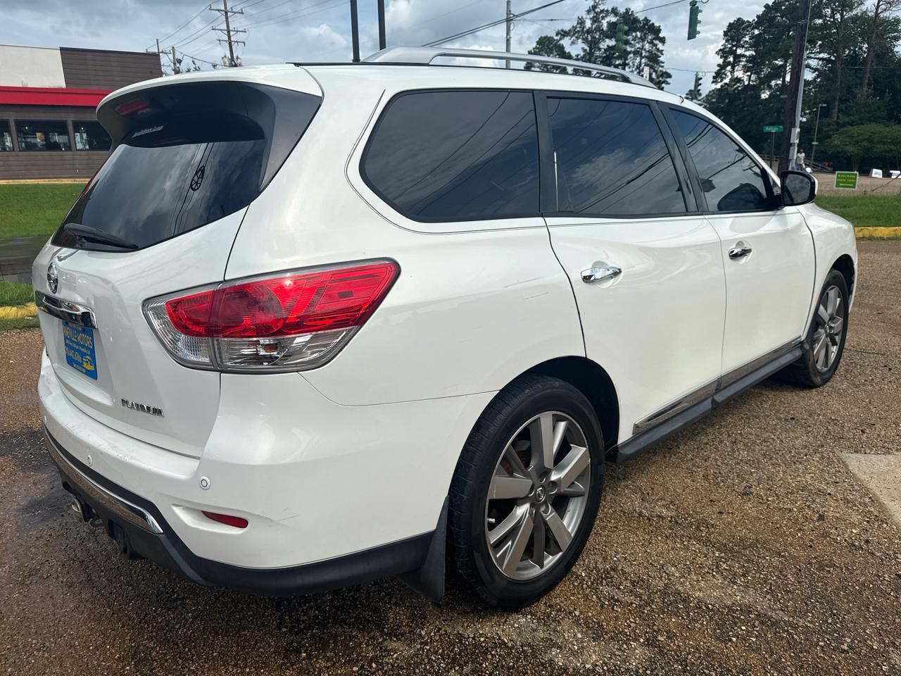 Nissan Pathfinder LE 2WD 2013