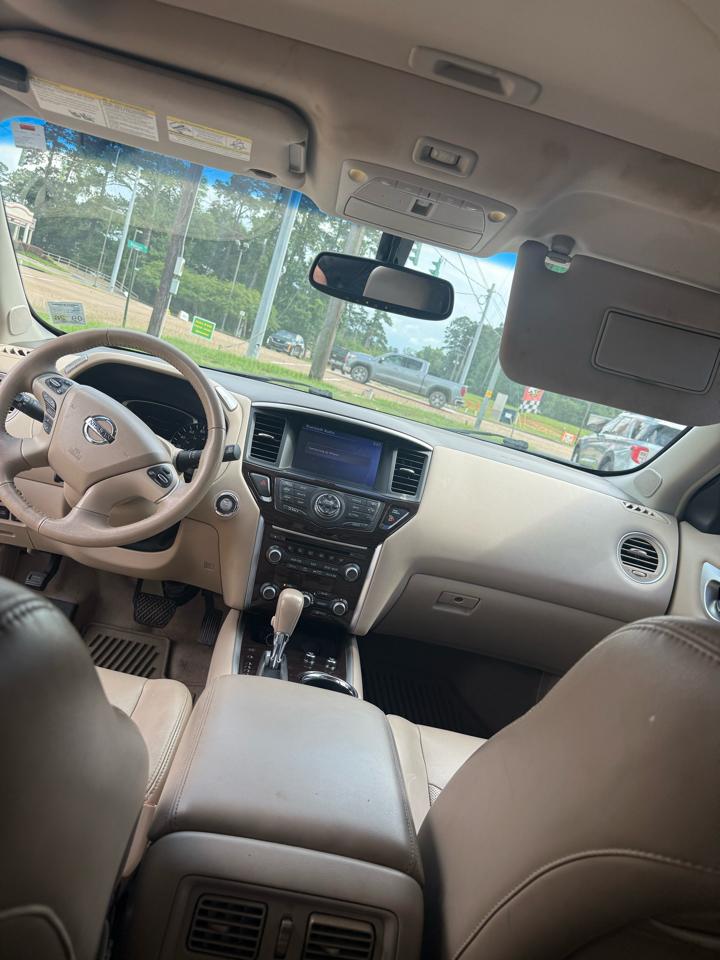 Nissan Pathfinder LE 2WD 2013