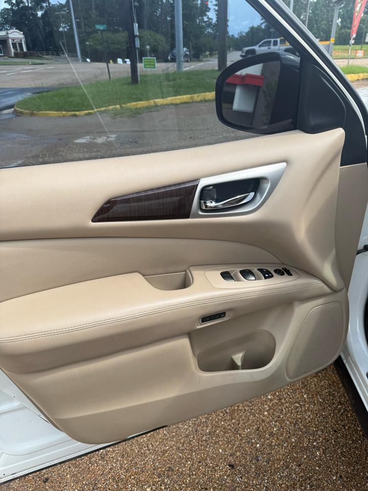 Nissan Pathfinder LE 2WD 2013