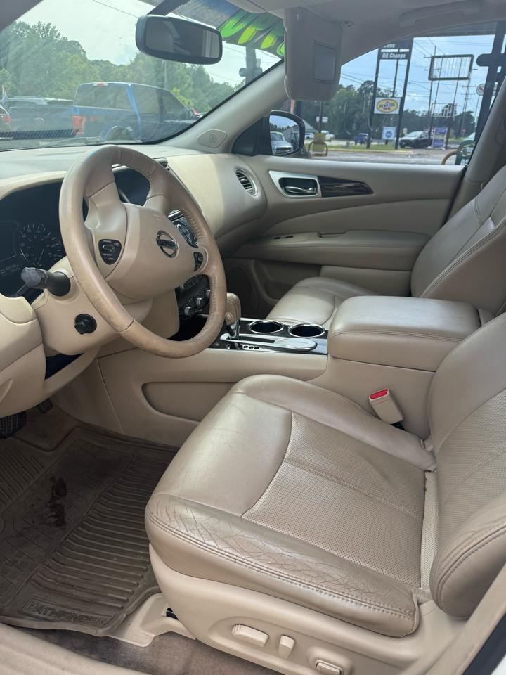 Nissan Pathfinder LE 2WD 2013