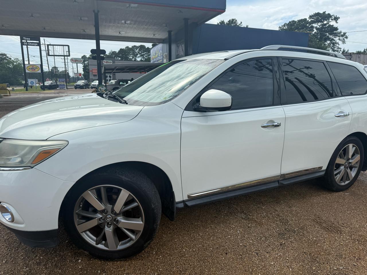 Nissan Pathfinder LE 2WD 2013