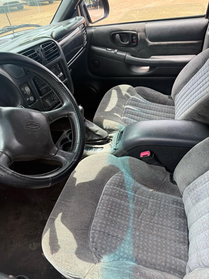 Chevrolet Blazer LS 2-Door 2WD 2001