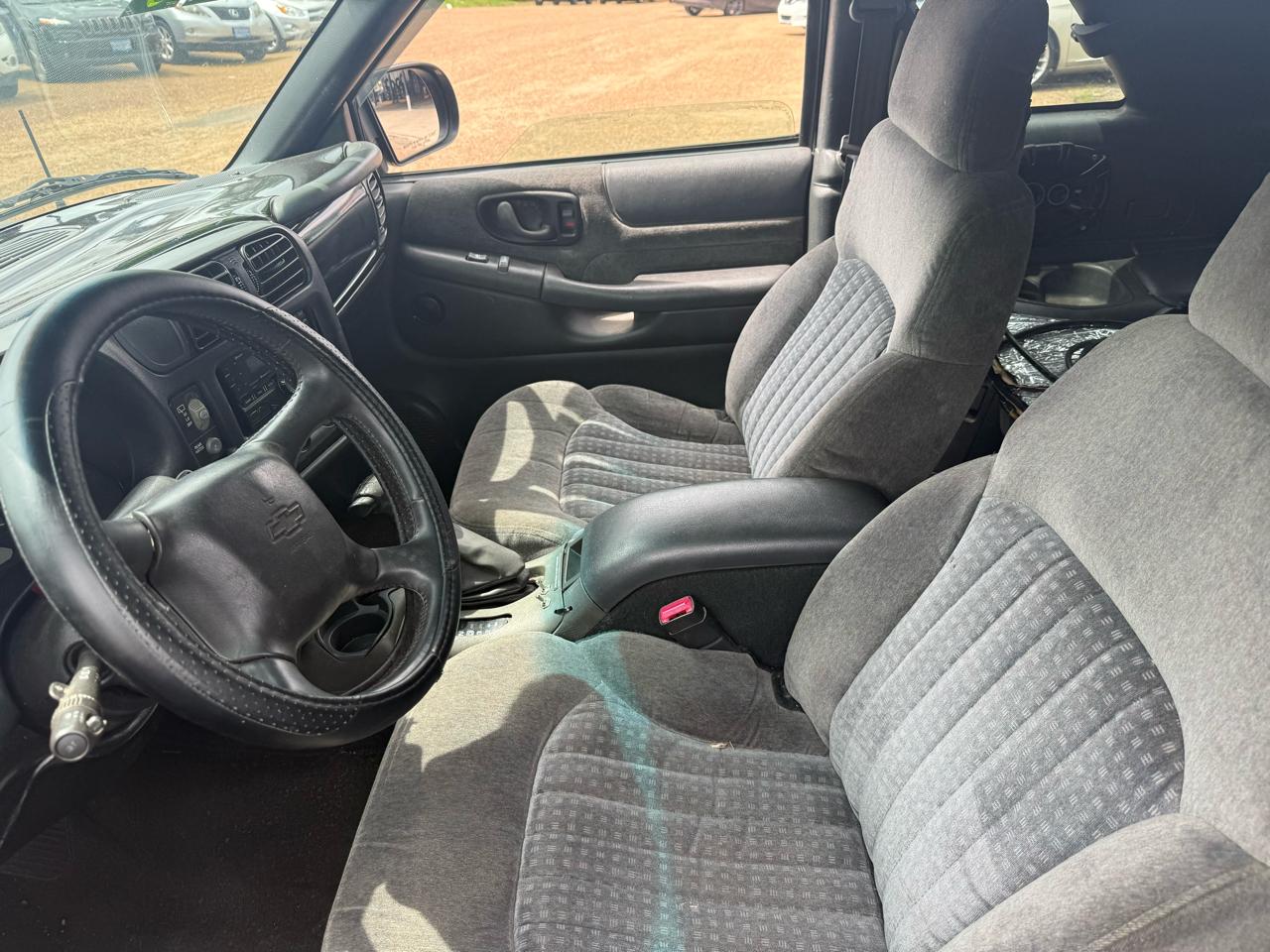 Chevrolet Blazer LS 2-Door 2WD 2001