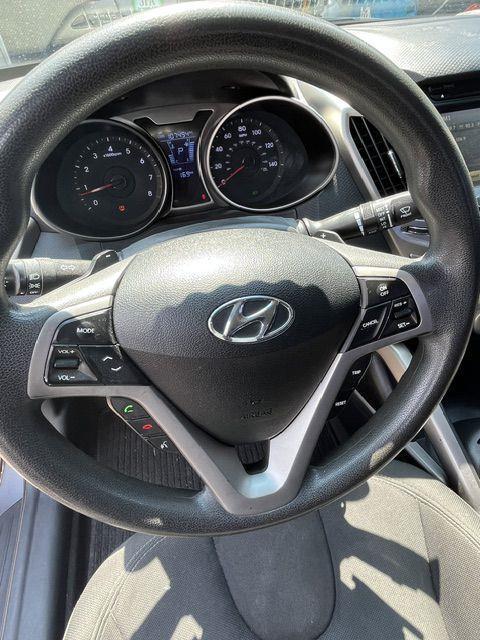 Hyundai Veloster Base 2012