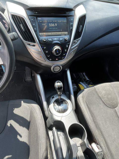 Hyundai Veloster Base 2012